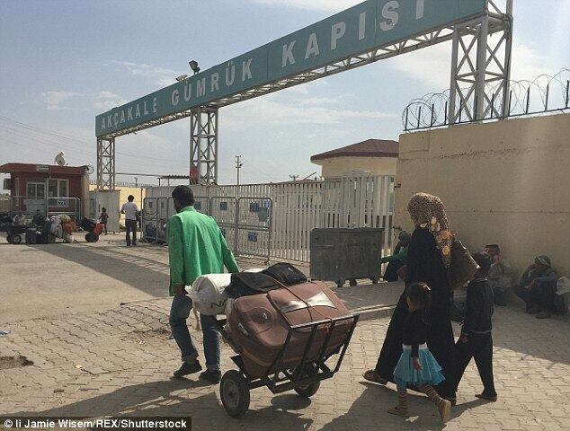 Por um momento, Ali
ficou em choque, e caminhou em direção ao ônibus
Ao chegar em Garma,
ele e outro recruta ficaram responsáveis por arrastar homens feridos do campo
de batalha (não havia macas). Segundo Ali, foi aterrorizante.
— Eu ouvia cada bala
atingindo aqueles homens na escuridão da madrugada, e os gritos de dor dos
homens arrastados.
Na manhã do terceiro
dia, Abu Ali e um novo amigo chamado Abu Hassan caminharam juntos para a sede
em Garma e confrontou o comandante iraquiano:
— Nós não queremos mais lutar. Você está deixando mortos e feridos para trás. O profeta Muhammad, a paz esteja com ele, não forçar os homens a lutar contra a sua vontade