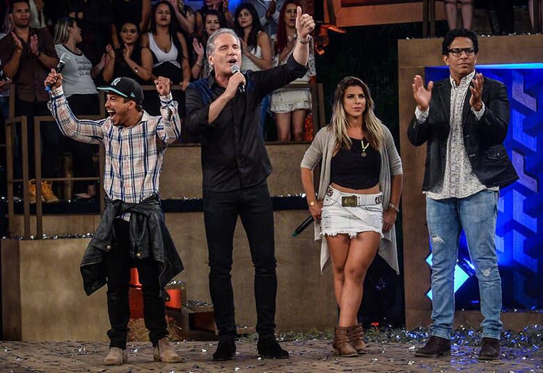 O ator também revelou que participar da competição foi desgastante, principalmente pela distância da família.
— Aqui dentro, eu achei que não iria chegar aos meus 25! Aqui a gente envelhece cinco anos. É muito estresse, o psicológico fica completamente abalado. Você tem que buscar força em quem você não pode tocar, que é sua família. Eu ouvia opiniões de pessoas que você não sabe se estão ou se não estão do seu lado. É muito louco aqui!
+ Ana Paula compara segundo lugar com amputação: "Cortam seu pé"
+ Veja os bastidores da comemoração de Douglas Sampaio, vencedor do reality A Fazenda 8
+ Veja fotos dos bastidores da grande final de A Fazenda 8
+ Veja as expressões de Ana Paula Minerato, vice-campeã de A Fazenda 8