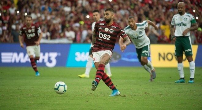 PÉ CALIBRADO - O Flamengo é o segundo time que mais finaliza neste Brasileirão, ficando atrás apenas do Santos, segundo os dados do Footstats (114 a 107 certos para o Peixe). Gabigol, contudo, é o jogador à frente neste quesito: são 26 arremates certos (direção do gol)