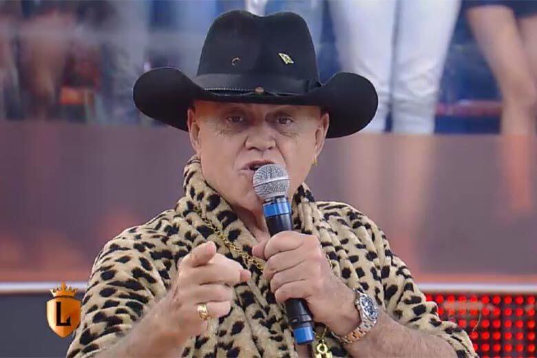 — Não. Eu só o chapéu para mostrar meu cérebro que eu tanto amo. Jovens da terceira idade, homens e mulheres, exercitem a mente.



— E batam uma bolinha! — ressaltou Mion.



— E tenta bater a bolinha. Se naquela hora o fôlego não ajudar, continua. Porque, enquanto estiver vivo, todo o teu organismo funciona

+ Vídeo: Direto da Roça, Marcos Mion recebe Oscar Maroni no palco do Legendários

+ Legendários também está no Facebook. Curta!

+ Siga a atração de Marcos Mion no Twitter!
