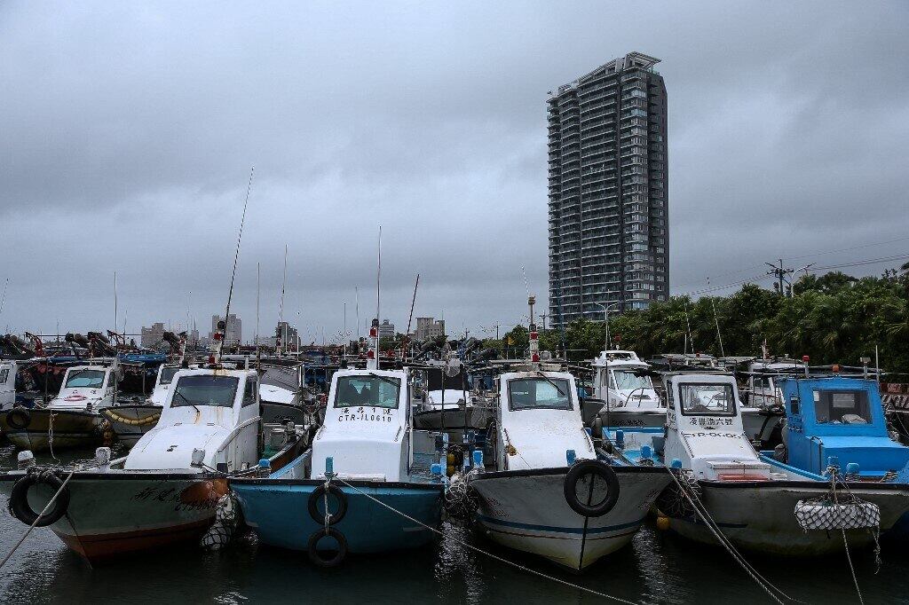 Em Taitung, os ventos e as chuvas torrenciais reduziram consideravelmente a visibilidade. "Eu quase havia esquecido como era estar em um tufão. Como esse vento é violento", declarou Huang Jun-tong, proprietário de um restaurante. "E como ontem tudo estava tão tranquilo, não percebemos que um tufão estava se aproximando", acrescentou