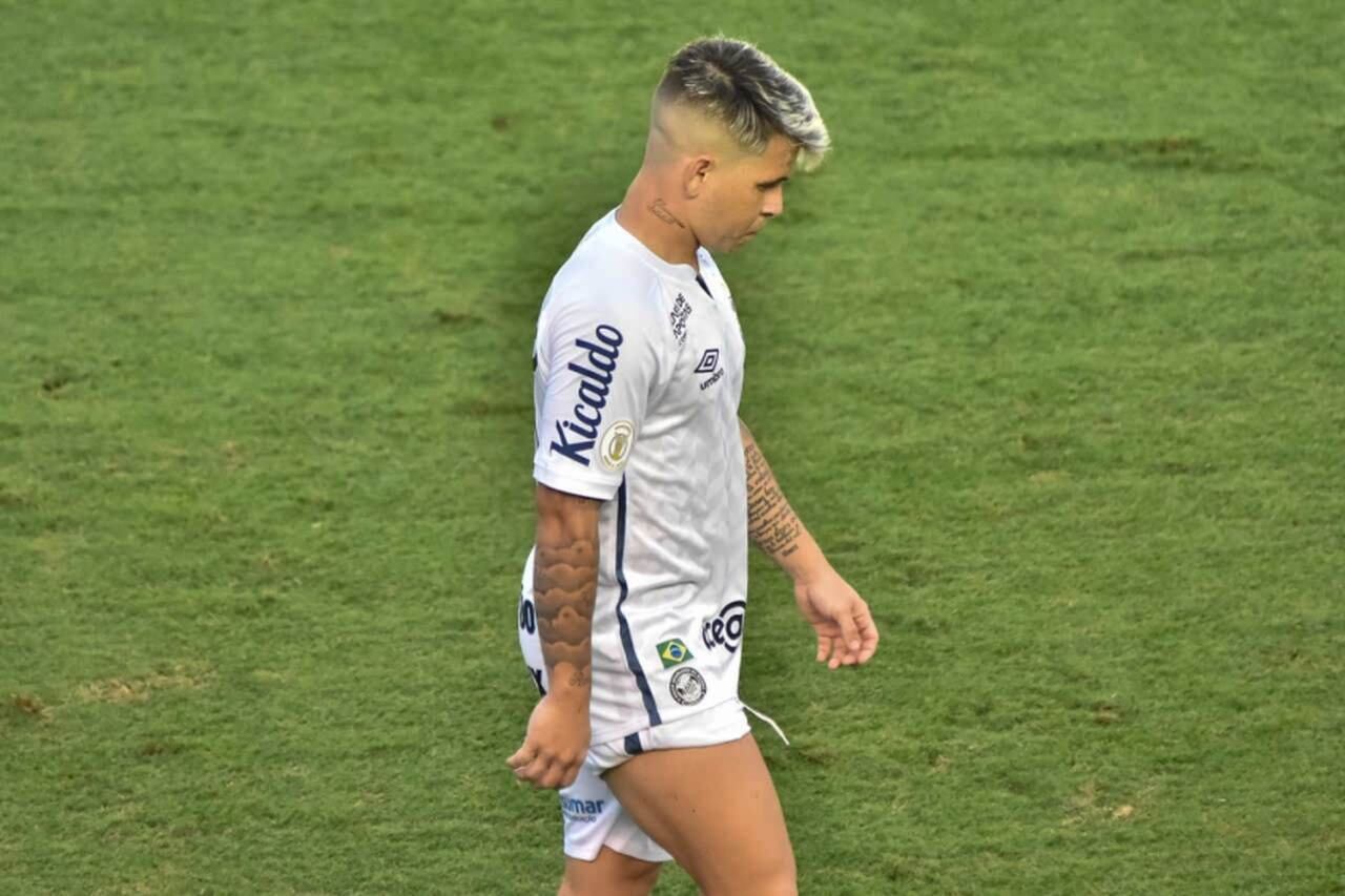 ESQUENTOU- O Santos aceitou a segunda proposta feita pelo Al Hilal, da Arábia Saudita, por Soteldo, no valor de 7 milhões de dólares, aproximadamente R$ 39,3 milhões, na cotação atual. Pouco antes do início do jogo com o Coritiba, o técnico Cuca confirmou que seria o último jogo do atleta pelo Peixe.