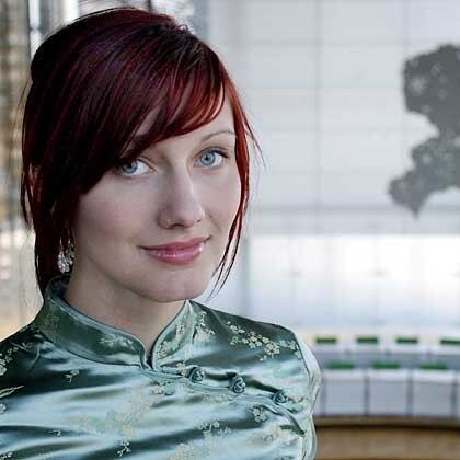 Julia Bonk é uma política do partido de esquerda da Alemanha e membro do Parlamento de Saxony. Eleita aos 18 anos, Julia se tornou o mais jovem membro da história do parlamento alemão