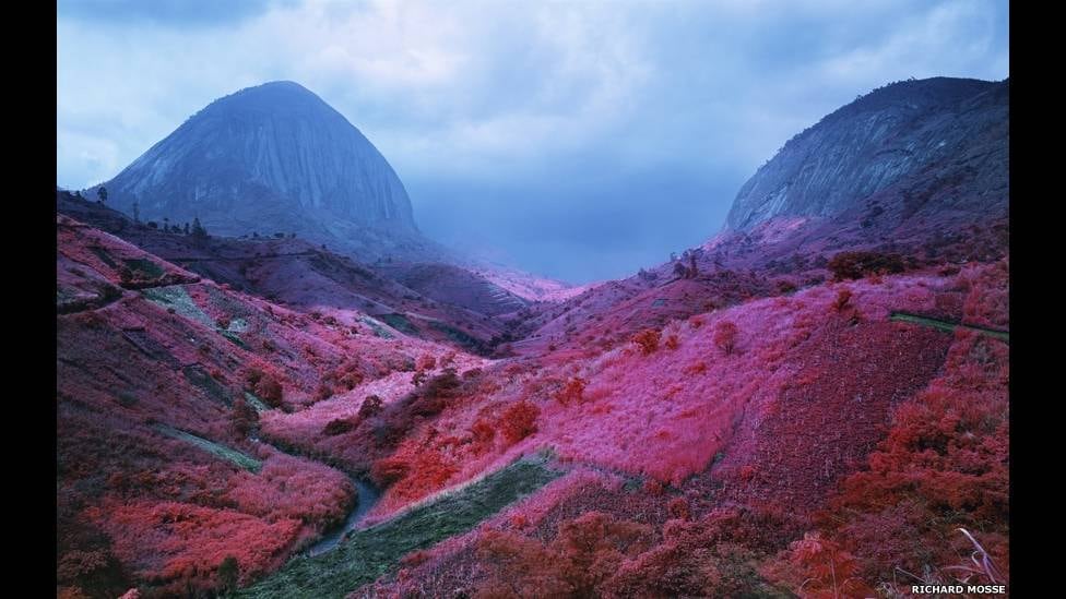 O fotógrafo irlandês Richard Mosse foi o vencedor deste ano do
prestigiado prêmio Deutsche Borse com a exposição "O Enclave"

(Texto: BBC)
