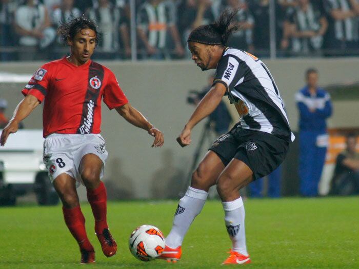 Adversário do Atlético-MG nas semifinais da Libertadores de 2013, o Tijuana obrigou seus jogadores a usarem somente os modelos vermelhos contra a equipe brasileira. Por isso, era possível ver alguns modelos que originalmente eram amarelo fluorescente pintados de vermelho

