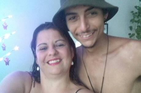 O soldado Jonathan Turella ao lado da mãe