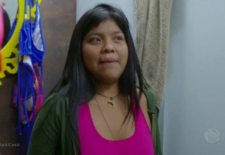 — Tá muito complicado. Não estou acostumada a brigar por nada. Lá de onde eu vim a gente nunca chega a brigar por causa de água. Muito menos por causa de comida porque, como te falei, lá é um paraíso. Porque lá a gente pode tomar banho a vontade, a hora que quer! Comer a hora que a gente quer! Então...
