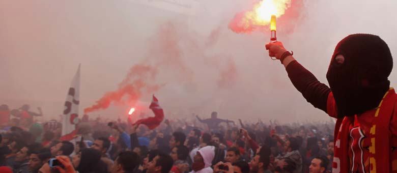 Torcedores do Al Ahy, time de futebol egípcio, celebram veredicto da Justiça, no Cairo. Tribunal condenou à morte 21 pessoas por envolvimento na tragédia de janeiro de 2012, quando 74 pessoas morreram em um estádio em Port Said
