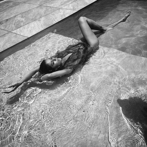 Carol Castro fotografa dentro d'água