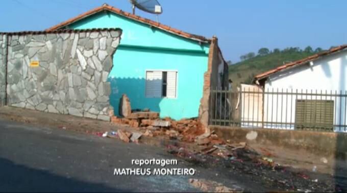 Muro da casa da vítima ficou destruído