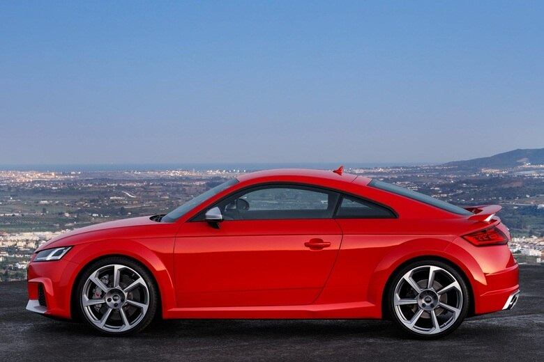 Como opcional, os freios podem ser de carbono. A altura do novo TT RS é de apenas 1,3 metro, o que garante baixo centro gravitacional, fornecendo mais estabilidade ao modelo