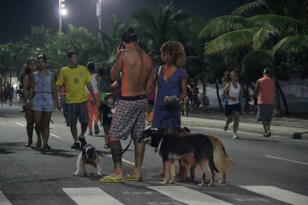 Sheron Menezzenes caminha com namorado e cachorros em Ipanema, no Rio de Janeiro