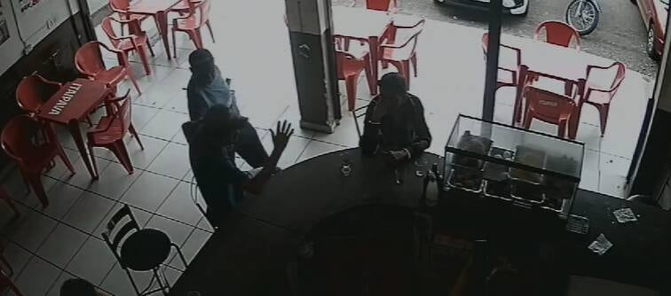 Idoso foi preso por esfaquear homem em bar