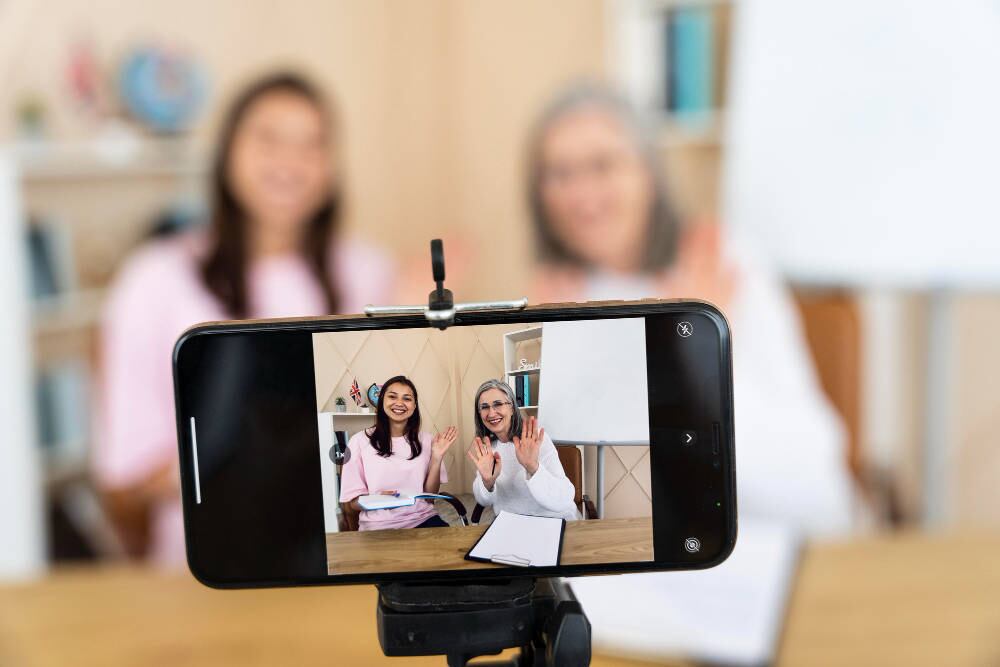 Abreviações: 
- 2DAY - today (hoje).
- 2U – to you (para você).
- 4U – for you (para você).
- 4E – forever (para sempre).
- AFAIK – as far as I know (até onde eu sei).
- AYT – are you there? (você está aí?).
- ASAP – as soon as possible (assim que possível).
- ATB – all the best (tudo de bom).