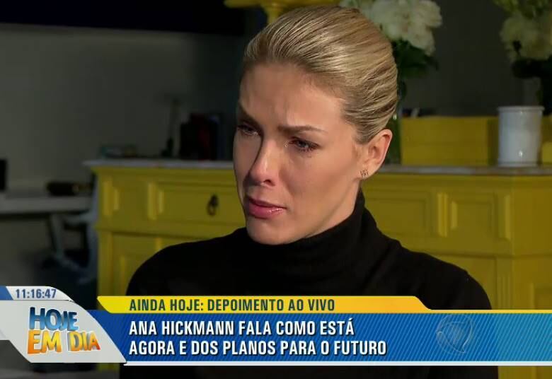 No domingo (22), a apresentadora se emocionou no Domingo
Espetacular ao relembrar todo o drama que viveu.



— Hoje, pela manhã, quando liguei a televisão, comecei a
acompanhar vocês, mas não consegui ver o resto da matéria que vocês reprisaram
porque as imagens ainda estão muito marcadas comigo, mas hoje é um dia novo
para mim. É dia de celebrar que eu estou bem, que meu cunhado está bem, que a
Giovanna, apesar de estar em um estado delicado, está se recuperando e vai logo
sair dessa. E a família está toda unida aqui

• Fanatismo? Hoje em Dia mostra quem são os ídolos que já foram atacados por fãs
