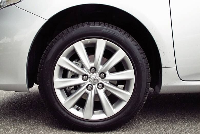 Nas laterais, rodas de liga leve têm estilo discreto, justamente para manter a elegância do conjunto
LEIA TAMBÉM
Toyota Corolla atual não é mais produzido em Indaiatuba (SP); nova geração chega em março
Saiba tudo sobre carros! Acesse R7.com/carros