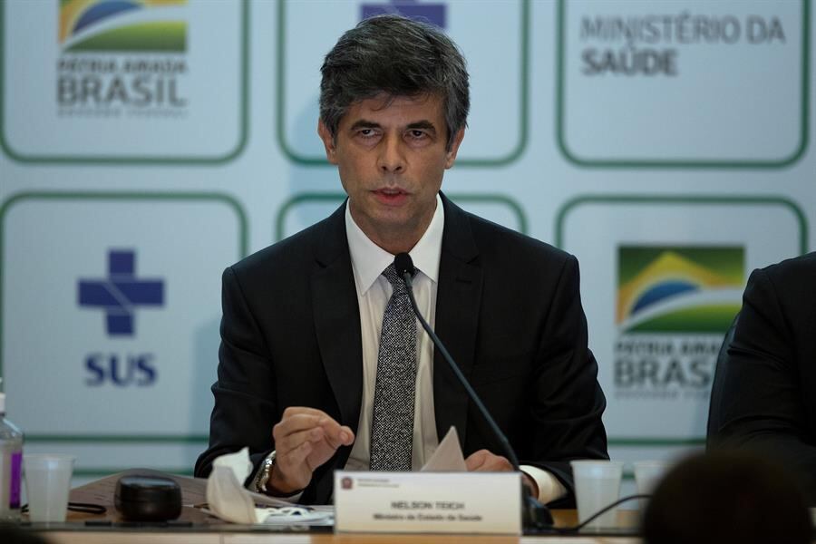AME163. BRASILIA (BRASIL), 15/05/2020.- El hasta hoy ministro de Salud de Brasil, Nelson Teich, convoca a la prensa para hacer oficial su salida del Gobierno brasileño este viernes., en Brasilia (Brasil). Teich, con poco menos de un mes en el cargo, renunció este viernes después de unas serias fricciones con el presidente Jair Bolsonaro por sus diferencias en torno al combate al coronavirus. La renuncia de Teich fue anunciada por el propio Ministerio de Salud, en una breve nota oficial que solamente informó sobre la dimisión. EFE/ Joédson Alves
