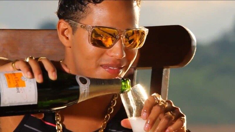 O cantor também faz comparações com o patrimônio adquirido com os de outras pessoas: "São Paulo é ostentação, dele é lata o meu é ouro.  O que eles tem, nois tem em dobro"