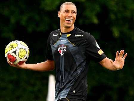 O
homem das bolas paradas do São Paulo na época vitoriosa de Muricy era o meia Jorge Wágner. Por conta disso, o atleta sempre figurava entre os
titulares do Tricolor. Hoje, aos 34 anos, ele defende Kashiwa Reysol, do
Japão
