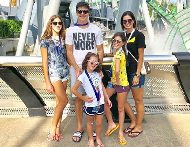 Rodrigo Faro deu uma pausa na agenda para tirar férias em família. O apresentador, a mulher Vera Viel e as filhas Clara, Maria e Helena estão nos Estados Unidos, visitando parques temáticos da Disney e Universal localizados em Orlando