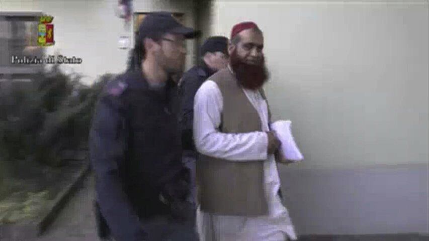 Policial italiano conduz suspeito de integrar organização inspirada na Al Qaeda