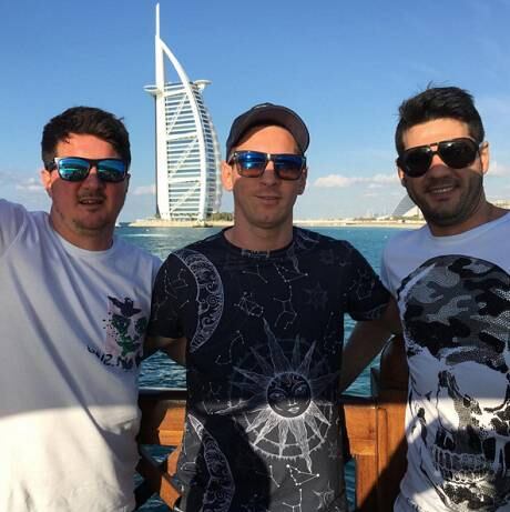 Em Barcelona, o jogador colocou o óculos escuro para curtir a tarde de sol ao lado dos amigos