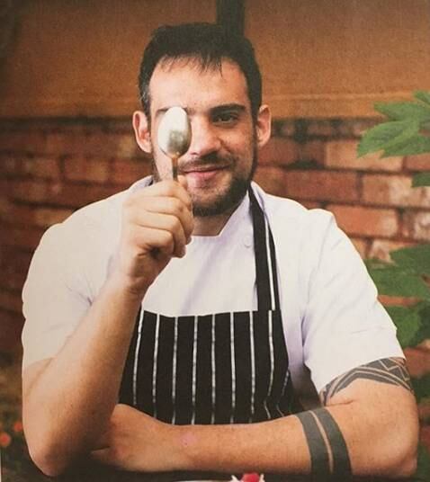 A primeira edição do Top Chef vai ao ar nesta quarta (26) e promete ser emocionante! Depois de muitos pratos, muitas críticas e vitórias, o paulistano Gabriel Vidolin vai apresentar o melhor que sabe para lutar pela vitória na competição. Ao longo dos programas, o chef conseguiu unir a criatividade com o jeito clássico de cozinhar e conquistou seu espaço. 

Veja os pratos do finalista que ganharam destaque no Top Chef