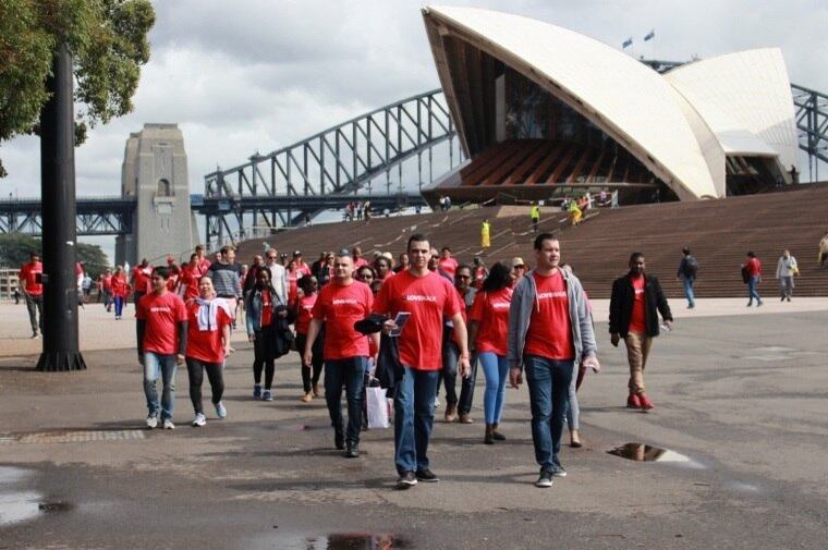 Na maior cidade da Austrália, os casais fizeram a Caminhada do Amor na Ópera de Sidney