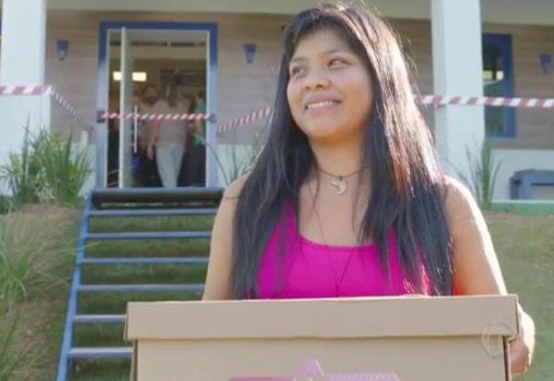 A terceira eliminada sentiu alívio ao se ver fora de A Casa.

— Eu estou muito feliz. Muito. Aqui eu tenho a liberdade. Eu sinto o cheiro, o ar, pisar na grama. Agora eu sei o quanto essa grama é muito importante. E estou feliz
