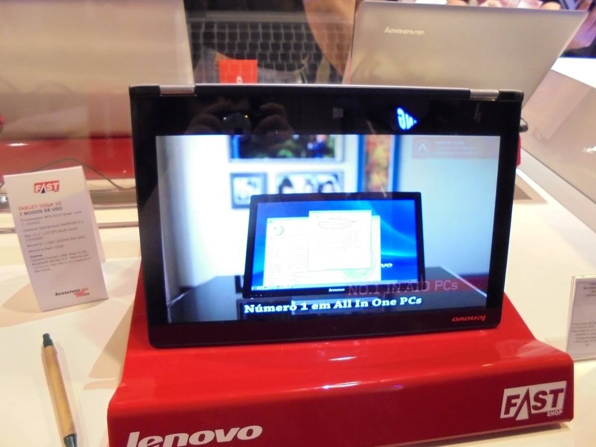 Ele chegou ao mercado brasileiro em duas versões: uma com Intel Core i5, com 4 GB de memória RAM e 500 GB de HD, e outra com Intel Core i7 com 8 GB de RAM e 500 GB de memória interna