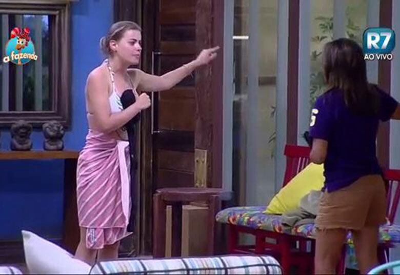 Quem também tirou Rayanne do sério foi Mara
Maravilha. As duas colecionaram discussões no jogo. Em uma delas, a cantora
afirmou que a modelo era traíra. Ray respondeu: “Isso é hipocrisia”. Depois da
discussão, a beldade chorou nos braços de Carla Prata 

+ Em atividade, peões comentam momentos marcantes de cada uma das semanas de confinamento
+ Turma do Ronco: Peões descansam durante a tarde do último sábado de A Fazenda 8
+ Douglas, Rayanne e Ana Paula cantam músicas de Latino e peão enfatiza: “Quem planta sacanagem colhe solidão”


