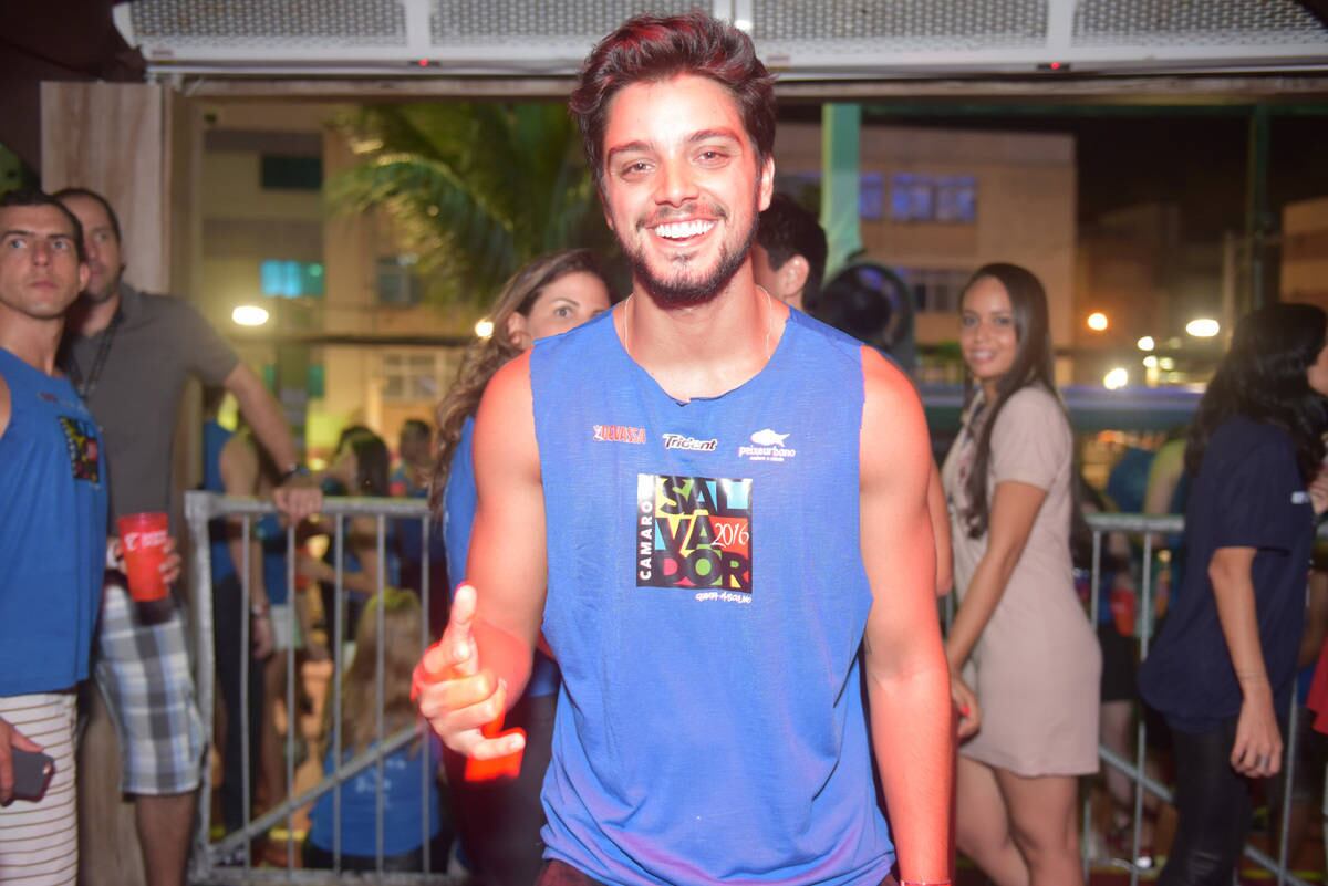 Rodrigo Simas chegou sorridente ao camarote para curtir a folia na Bahia