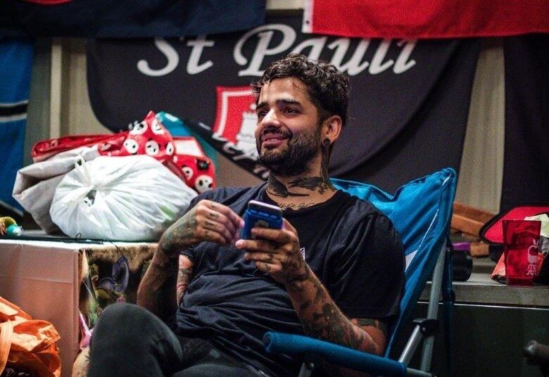 Primeiro, eles terão que reproduzir as
tatuagens do cantor Lucas Silveira, da Banda Fresno, em um bolo