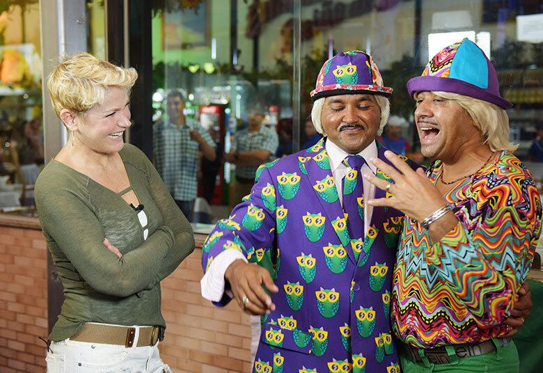 Um cover do humorista, que trabalha no local, vai realizar o sonho de conhecê-lo pessoalmente. Já Tiririca, que é fã de Elvis Presley, soltará a voz com um imitador do cantor


+ VIDEO: Tiririca lembra que Xuxa foi sua primeira Florentina



