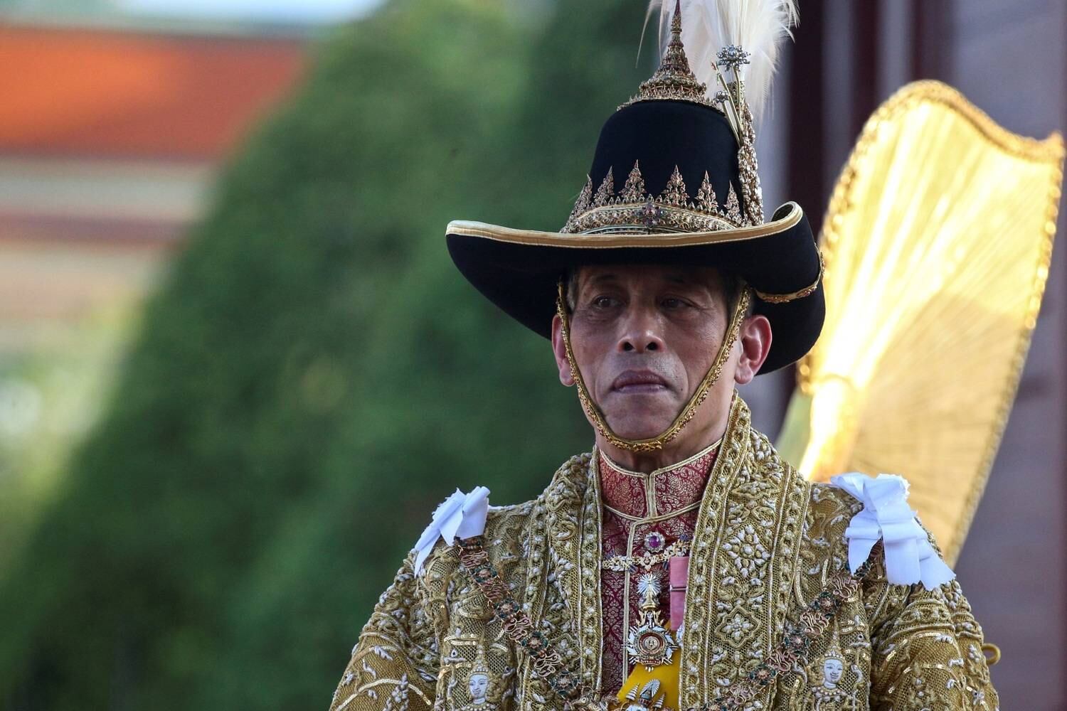 O rei da Tailândia, Vajiralongkorn, concedeu neste domingo (5) os títulos aos membros da família real no segundo dia da coroação que começou no sábado com um ritual com elementos budistas e hindus no Grande Palácio Real

