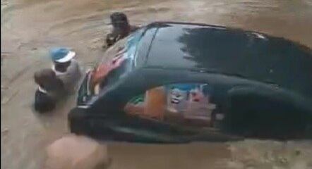 Moradores se arriscaram para salvar veículos