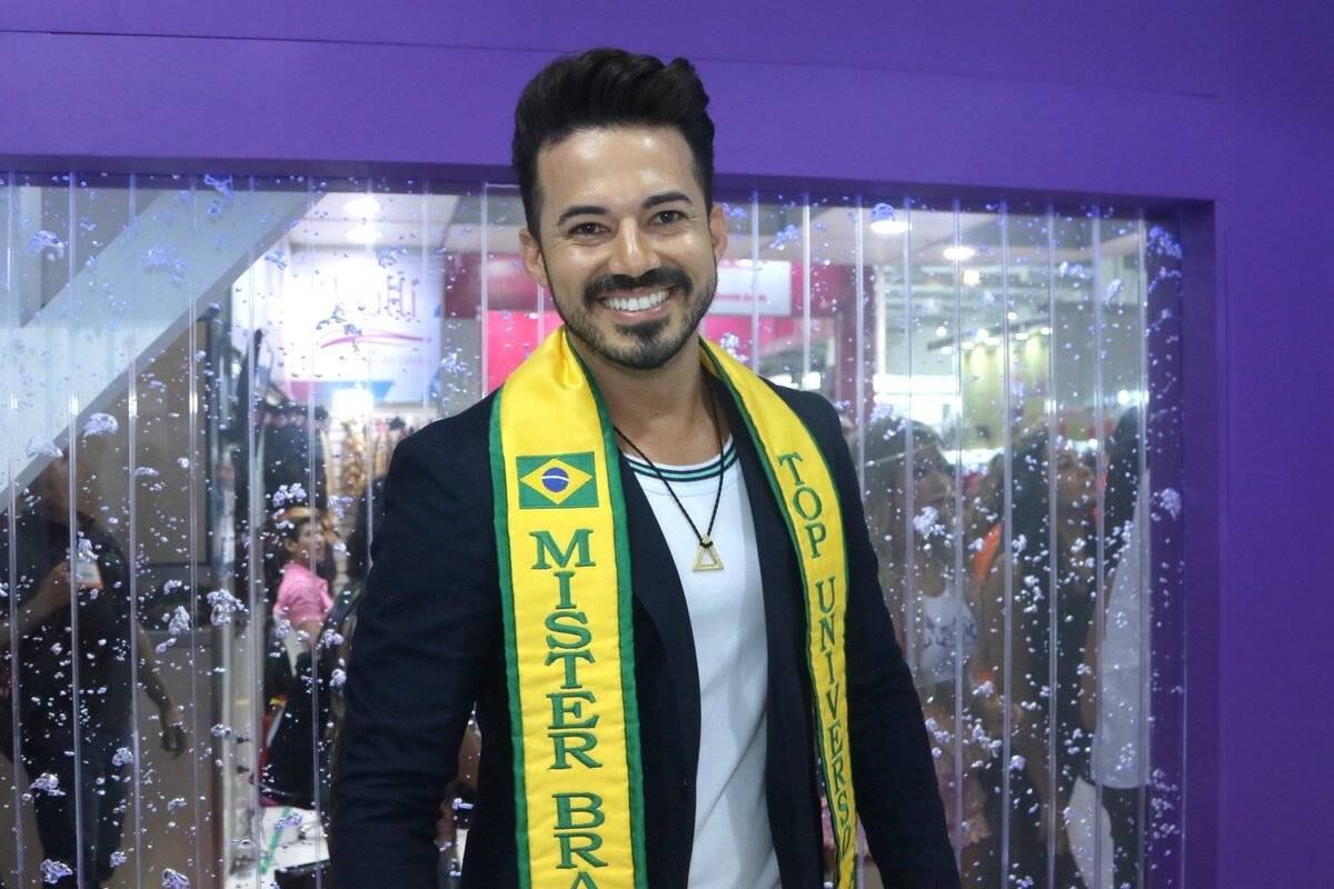 O modelo gaúcho Matheus Gouveia foi o vencedor do concurso Mister Brasil Top Universo 2015 e confirmou presença no Hair Brasil, para a alegria das fãs