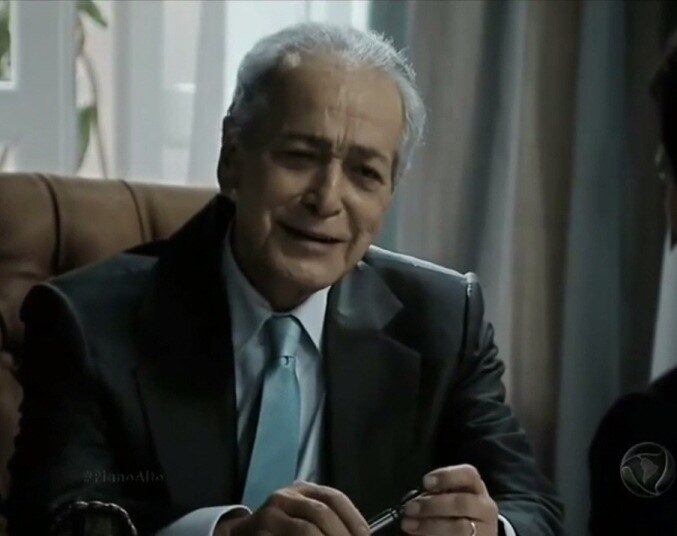 João vai até o gabinete de
Guido e diz que a melhor saída é o afastamento das funções de governador. Guido
se mostra contrário à proposta e fala que ainda tem armas contra Papudo

+ Paula vai para cama com Guido Flores
