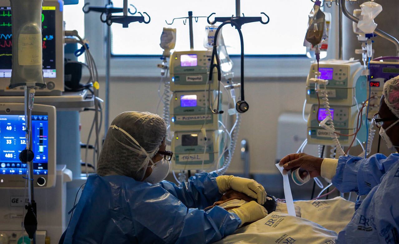 Health workers care for a COVID-19 patient who remains in the Intensive Care Unit of the Emilio Ribas Hospital in Sao Paulo, Brazil, on March 17, 2021.
Miguel SCHINCARIOL / AFP