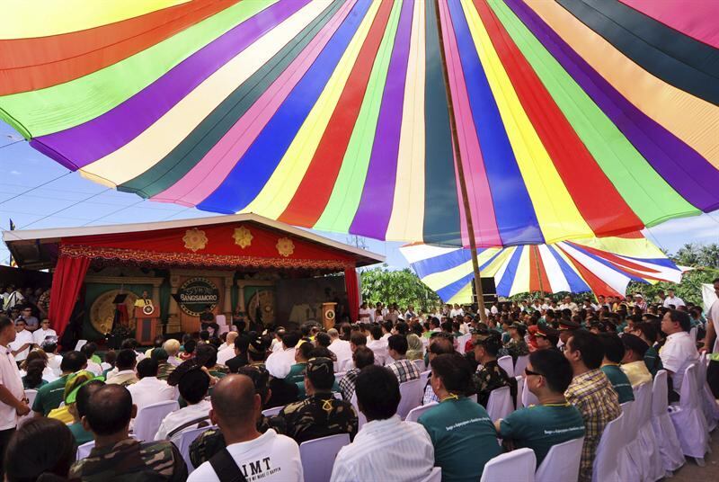 O presidente das Filipinas, Benigno Aquino, fará hoje uma visita histórica ao
quartel-general da Frente Moura de Libertação Islâmica (FMLI) em Mindanao entre
fortes medidas de segurança, para consolidar o processo de paz em curso