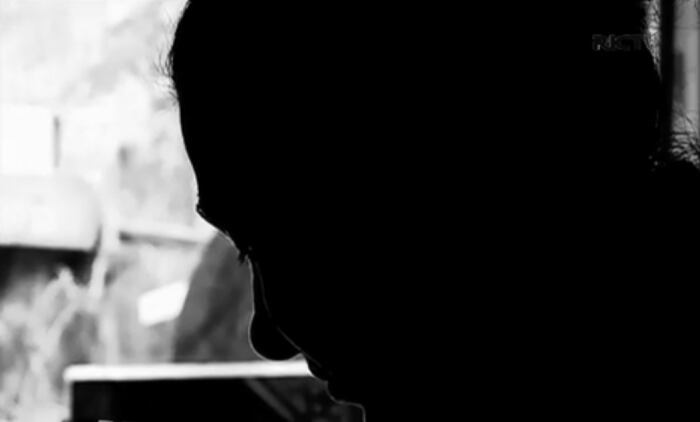 Os irmãos da vítima presenciaram a cena e foram ameaçados pelo pai com uma marreta. Ele disse que se eles contassem o que havia ocorrido, ele mataria todos