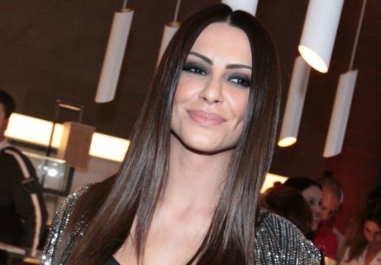 Segundo a coluna Retratos da Vida, do jornal Extra, Cleo Pires teve que desembolsar uma bolada para comprar uma casa no Vidigal. O imóvel que atriz escolheu já tinha uma fila de pretendentes e ela precisou adiantar uma boa parte do pagamento como entrada para garantir a compra que foi realizada no final do ano passado