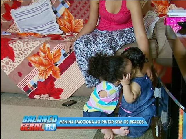 Muito carinhosa, Ariela se adaptou perfeitamente na escolinha. Atualmente, ela está na creche e frequenta diariamente o local.
— Ela se adaptou muito bem e interage muito bem com as outras crianças. Eles têm carinho e querem cuidar dela, querem tratar ela bem. Os professores também tentam essa aproximação e integração entre eles