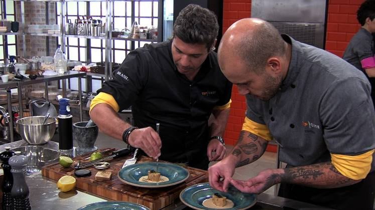 Djalma brincou: “Estou de olho no Bronze, ele pegou muito
ingrediente para o Cadu, quando eu pego ingrediente ele briga comigo”. E com tantos ingredientes em mãos, ele chegou a emprestar até
as vieiras para o time adversário, dando um bom exemplo a todos os chefs