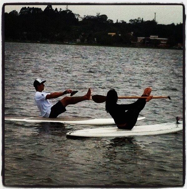 Tiazinha praticando pilates e SUP