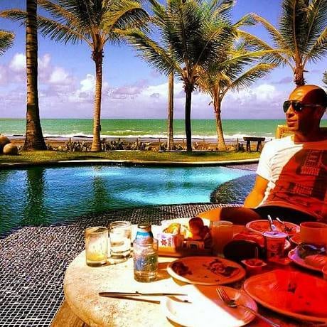Outro jogador que é boleiragem pura é o atacante Emerson Sheik, do Flamengo. Em seus perfis nas redes sociais, o camisa 11 costuma tirar uma onda em lugares paradisíacos e sempre tomando uma cerveja ou outra bebida para relaxar em sua folga

Assista aos programas da Record na íntegra no R7 Play