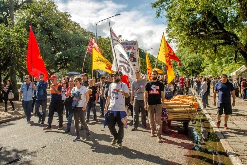 Centrais sindicais e partidos políticos realizam protesto no Parque da Redenção em Porto Alegre (RS), neste domingo