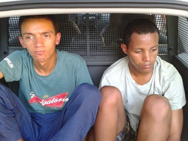 Suspeitos foram detidos com réplica de pistola
