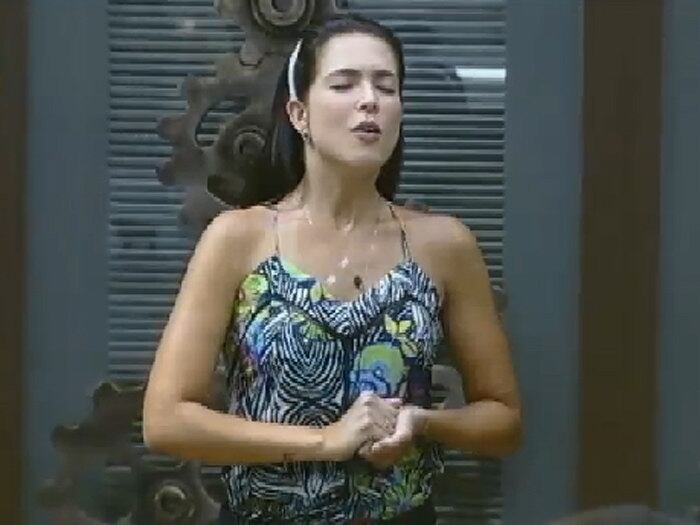 Débora fez os peões darem muitas gargalhadas ao imitar uma cantora de ópera

+ Assista ao vídeo dos peões parabenizando Débora

