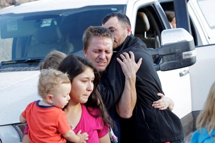 Pelo menos nove pessoas — incluindo seis crianças —foram
mortas, na terça-feira (5), em um ataque a tiros promovido por um cartel do
narcotráfico no norte do México. Inicialmente, acreditava-se que os criminosos
tivessem confundido as vítimas — integrantes de uma família mórmon — com
membros de uma organização criminosa rival. Depois, passou-se a considerar a
chance de que a família fosse, de fato, um alvo do crime organizado, já que,
dez anos atrás, dois de seus membros foram mortos por denunciar traficantes. Um
suspeito foi preso